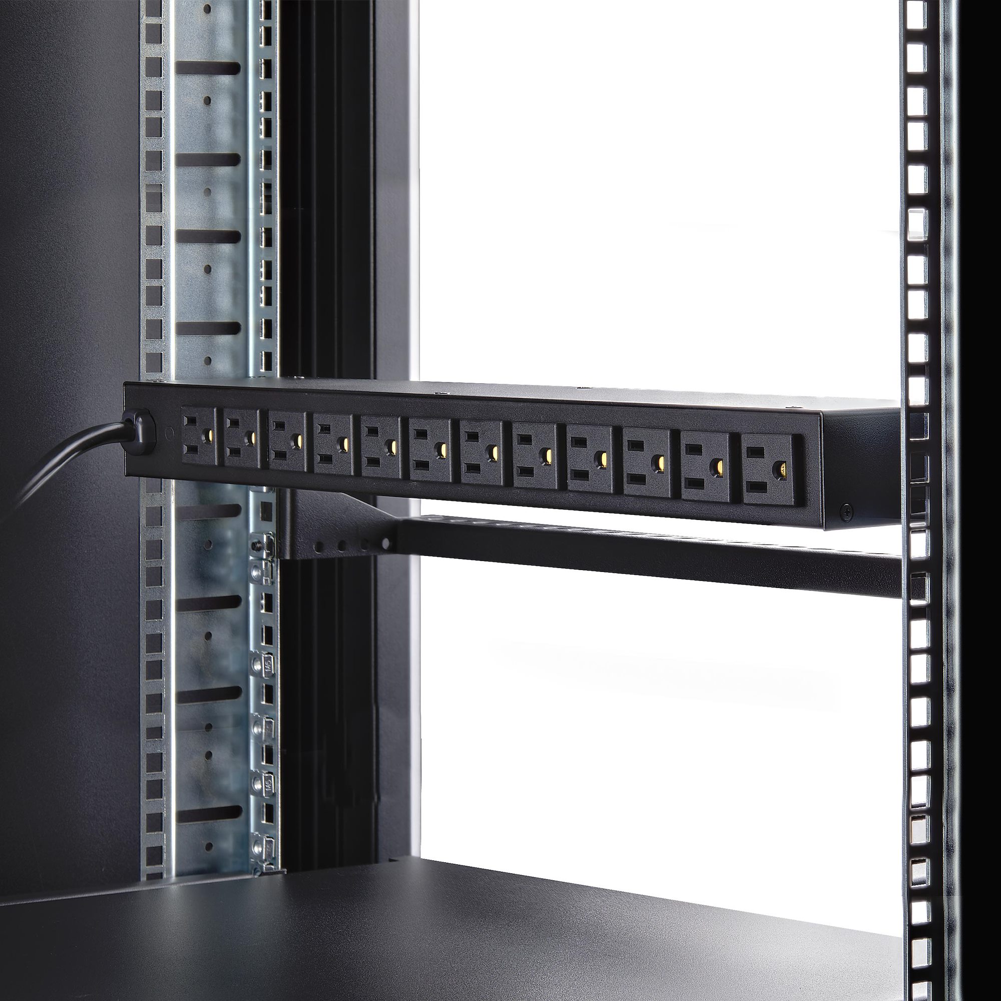 Ổ cắm tủ rack – Phụ kiện nhỏ quyết định hiệu quả toàn hệ thống