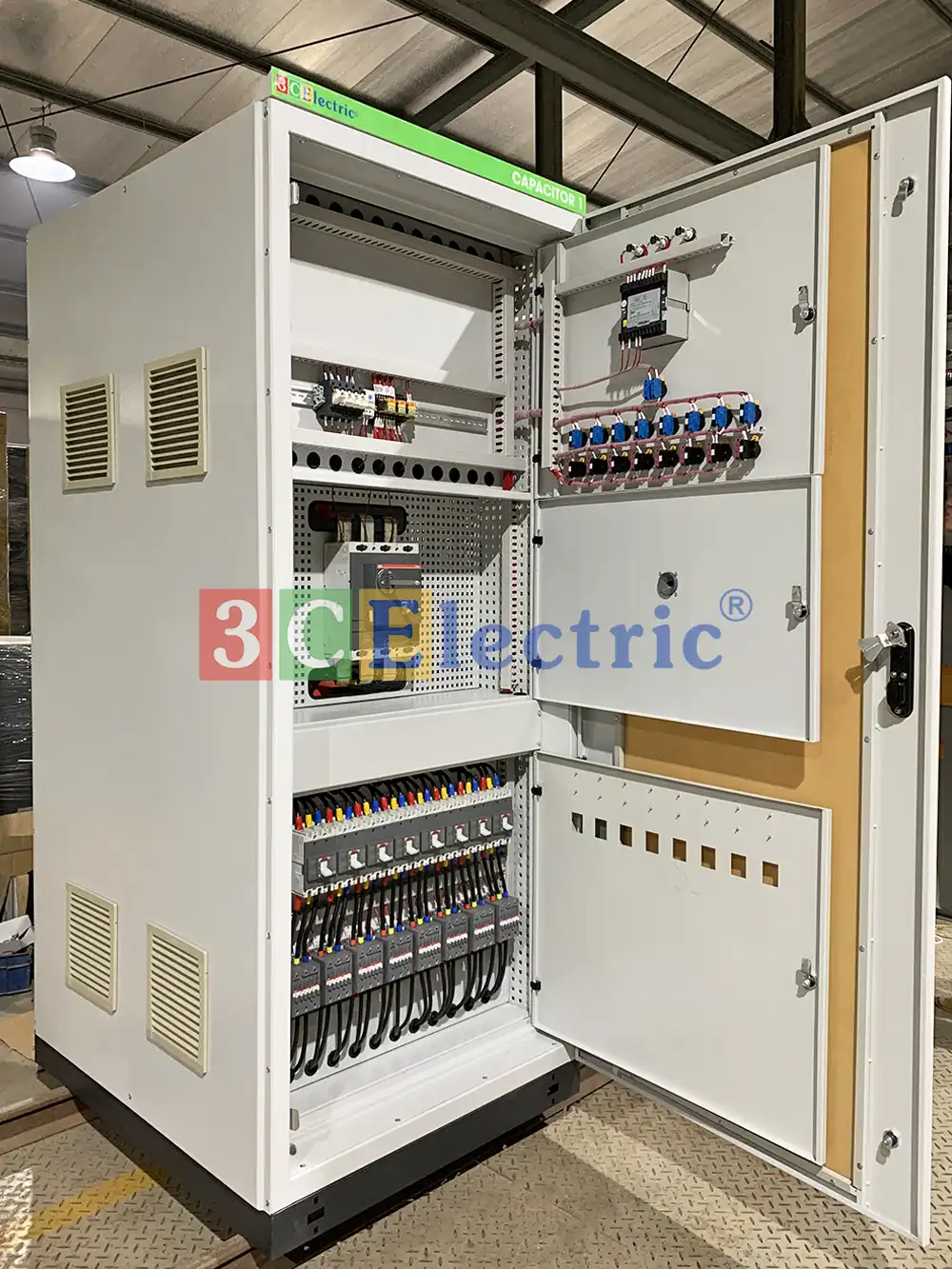 Cấu tạo bên trong tủ điện tụ bù tự động với bộ điều khiển và các cấp tụ bù công suất phản kháng