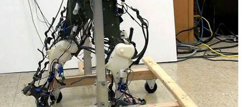 Robot có chân di chuyển như chân người