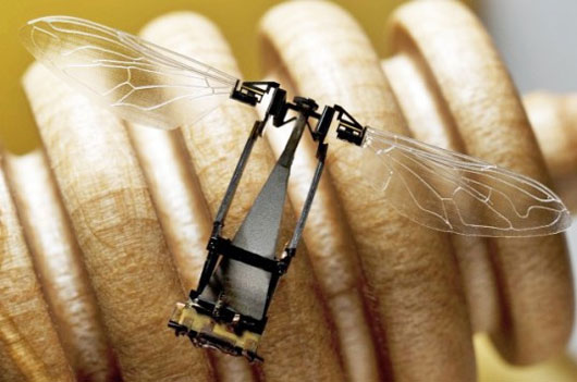 ĐH Havard chế tạo robot ong thụ phấn cho hoa