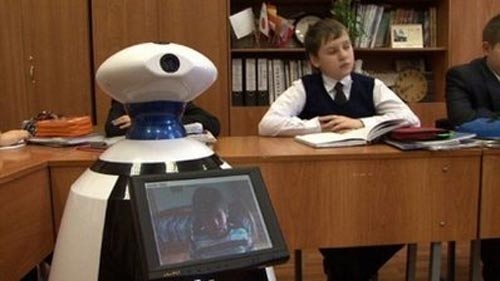 Robot đi học thuê