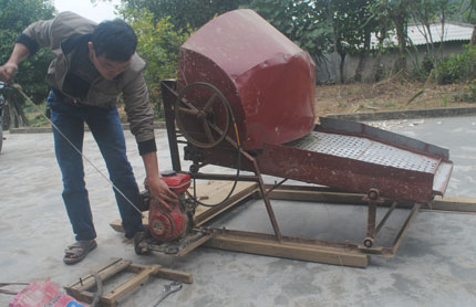 Máy tuốt lúa cải tiến của một nông dân ở Thái Nguyên